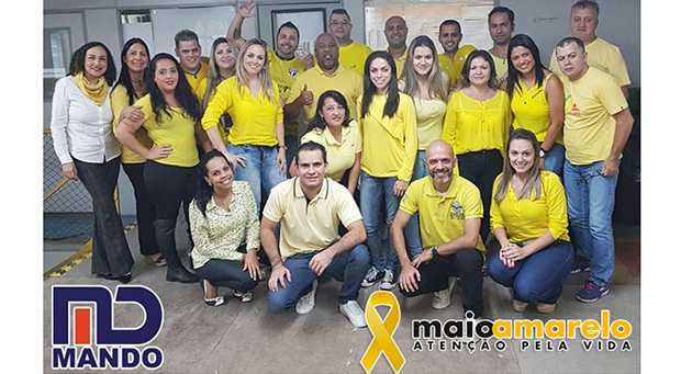 Funcionários com roupas amarelas