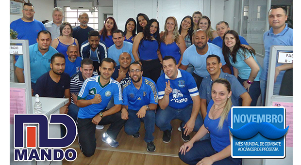 Funcionários com roupas azuis