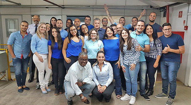 Funcionários usando roupa azul