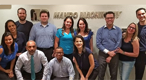 Funcionários usando roupa azul