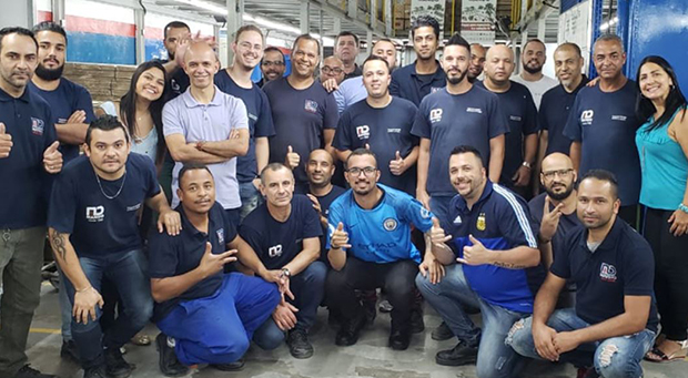 Funcionários com roupas azuis