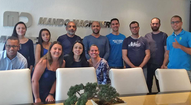 Funcionários com roupas azuis