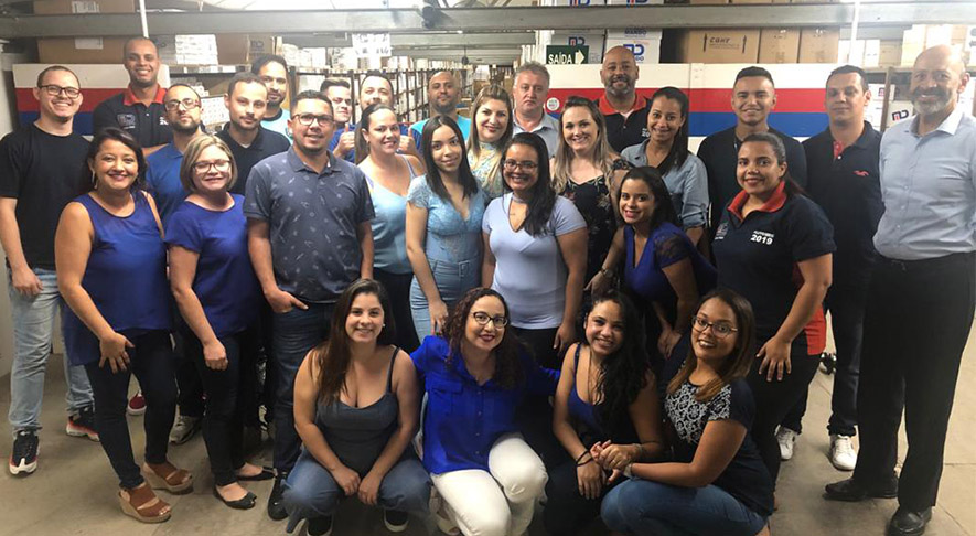 Funcionários com roupas azuis