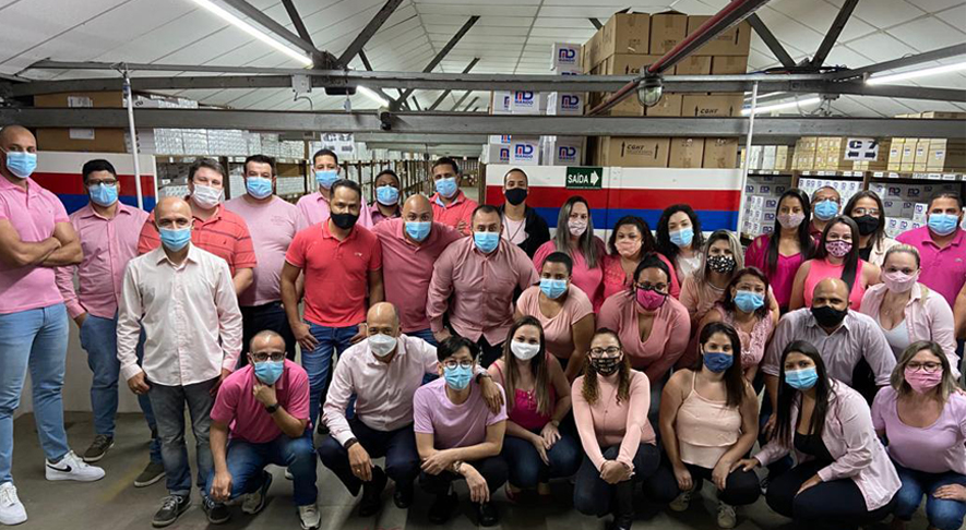 Funcionários juntos para a campanha do Outubro Rosa