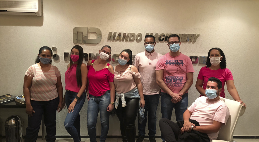 Funcionários juntos para a campanha do Outubro Rosa