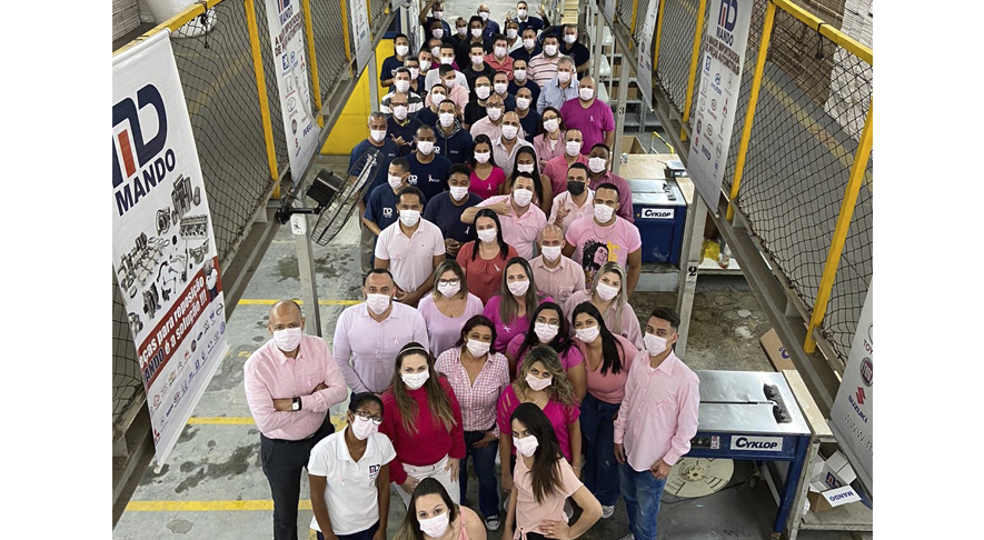 Funcionários juntos para a campanha do Outubro Rosa