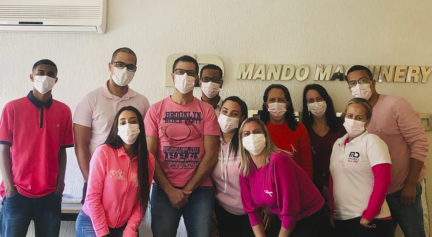 Funcionários juntos para a campanha do Outubro Rosa