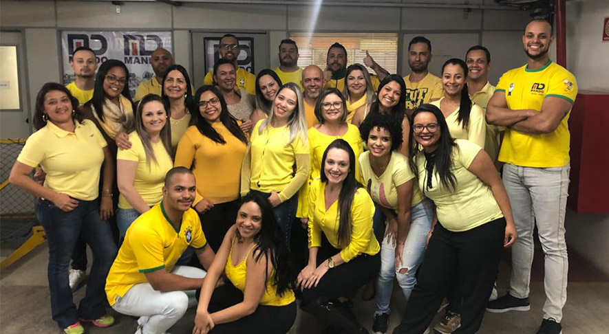 Funcionários com roupas amarelas